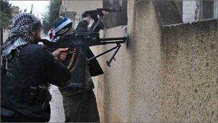 Các tay súng của phe đối lập Syria tại một vị trí cố thủ ở thành phố Homs (Ảnh: Press TV)